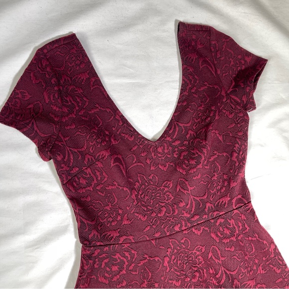 Forever 21 Red Burgundy Lace Print V-Neck Dress Size Small - Picture 3 of 5